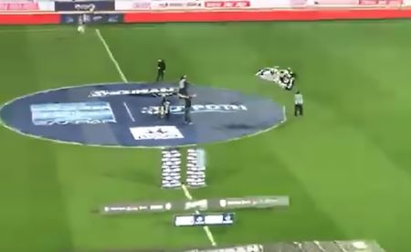 Αυτοί είχαν διαπίστευση της Super League για να είναι στον αγωνιστικό χώρο;