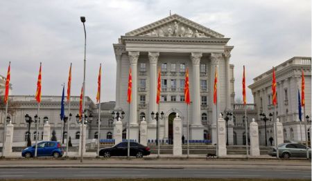 Προχωρά η αλλαγή των επιγραφών στα κυβερνητικά κτίρια των Σκοπίων