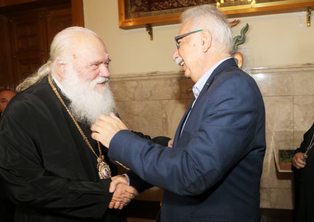 Government backs down on plan on clergy’s salaries | tovima.gr