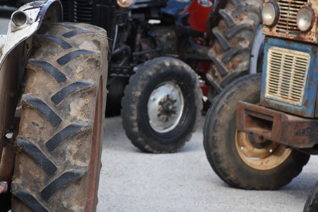 Κλιμακώνουν οι αγρότες: Νέο μπλόκο στον κόμβο του Πλατύκαμπου