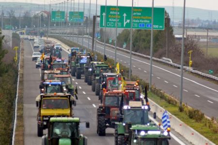 Κρίσιμη επαφή κυβέρνησης – αγροτών, με κλειστούς δρόμους