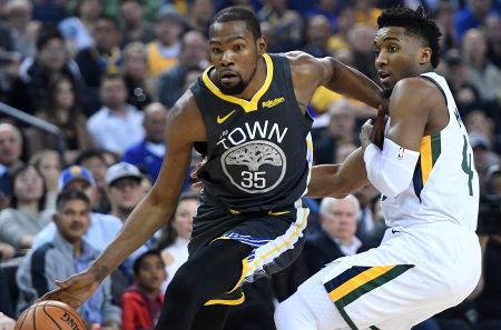 Ζορίστηκαν οι Γουόριορς, αλλά διεύρυναν το σερί τους