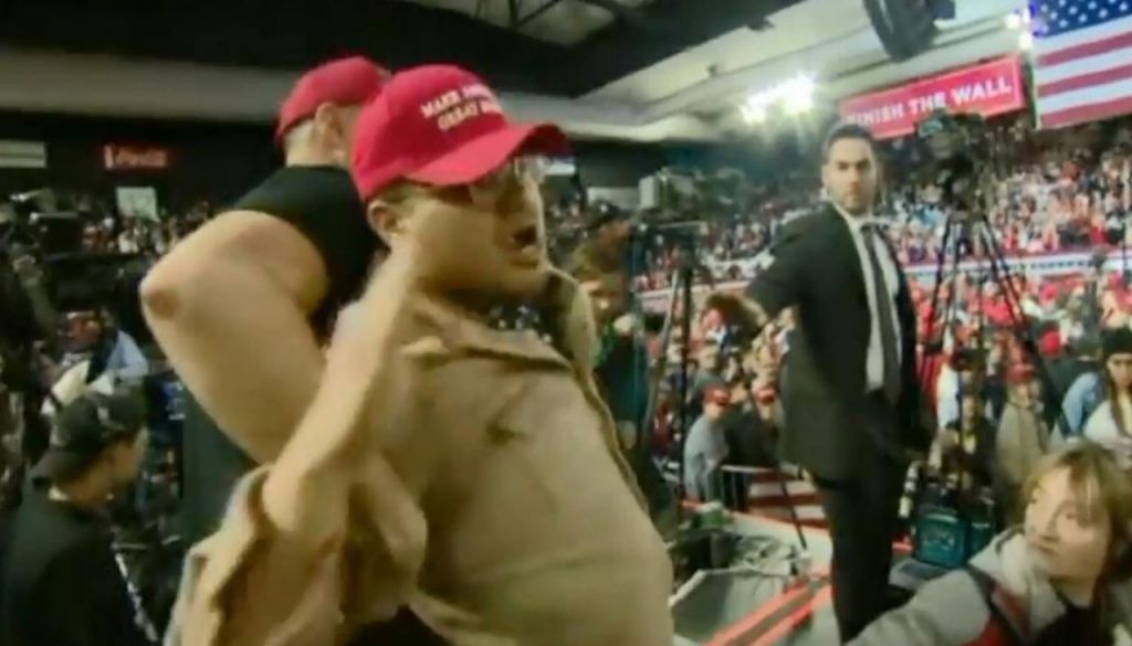 Το BBC διαμαρτύρεται στον Λευκό Οίκο για την επίθεση στον δημοσιογράφο του