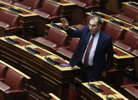 Νέο επεισόδιο μεταξύ Δημήτρη Καμμένου και Τέρενς Κουίκ στη Βουλή