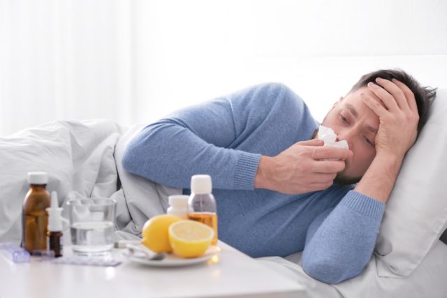 «Σαρώνει» η γρίπη: Πόσο θα κρατήσει, ποιοι κινδυνεύουν