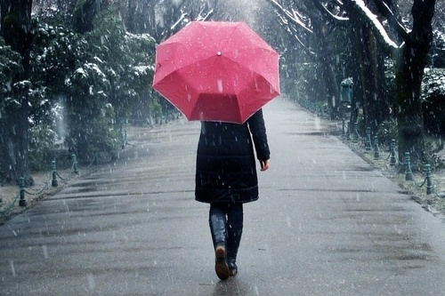 «Χιόνη»: Επιμένουν οι βροχές – Τι να προσέξετε