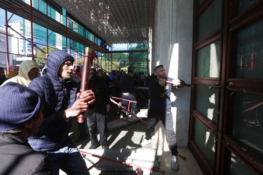 Επεισόδια στην Αλβανία με διαδηλωτές που προσπαθούν να εισέλθουν στο πρωθυπουργικό μέγαρο