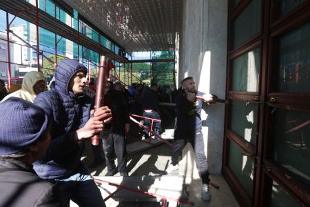 Επεισόδια στην Αλβανία με διαδηλωτές που προσπαθούν να εισέλθουν στο πρωθυπουργικό μέγαρο
