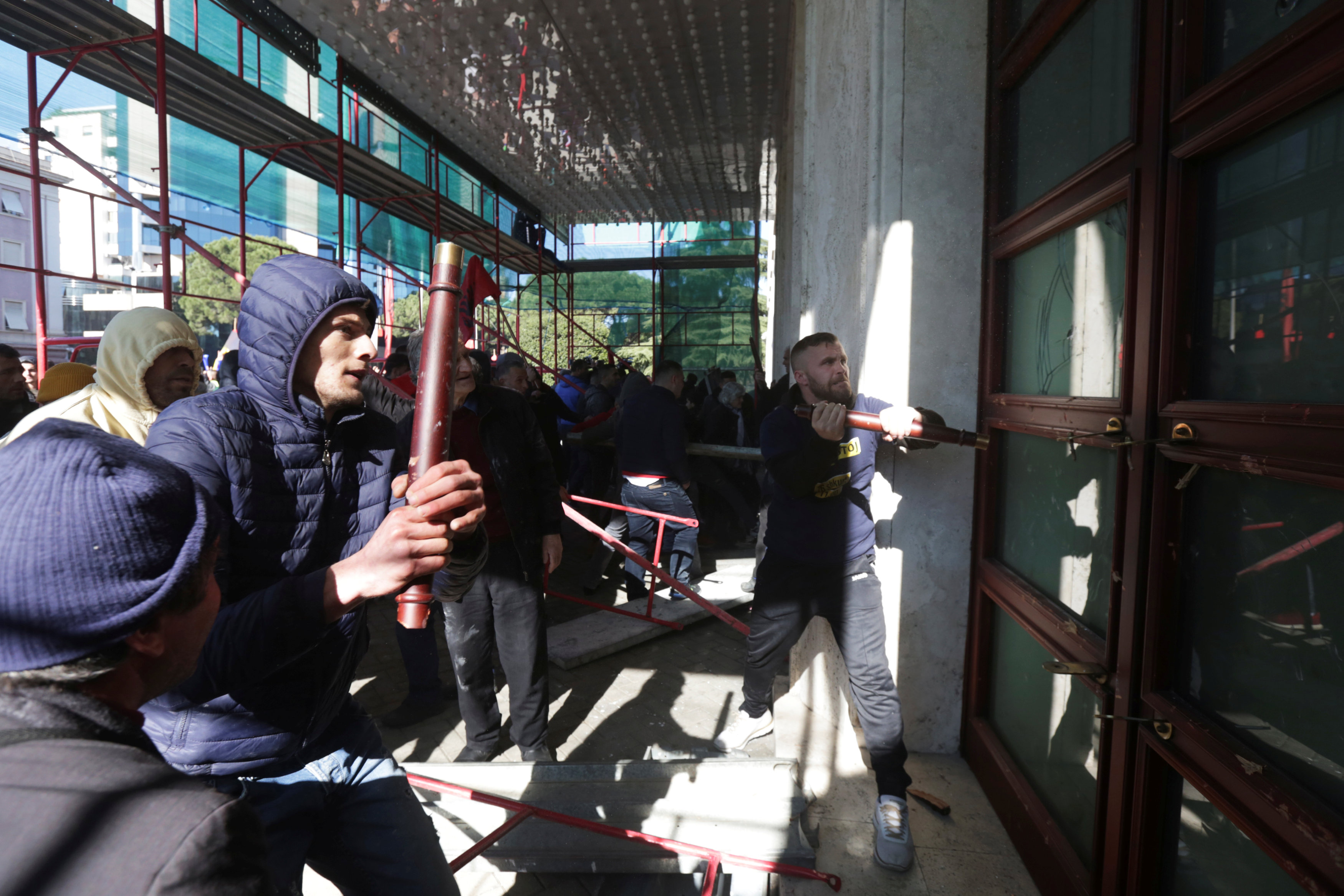 Επεισόδια στην Αλβανία με διαδηλωτές που προσπαθούν να εισέλθουν στο πρωθυπουργικό μέγαρο