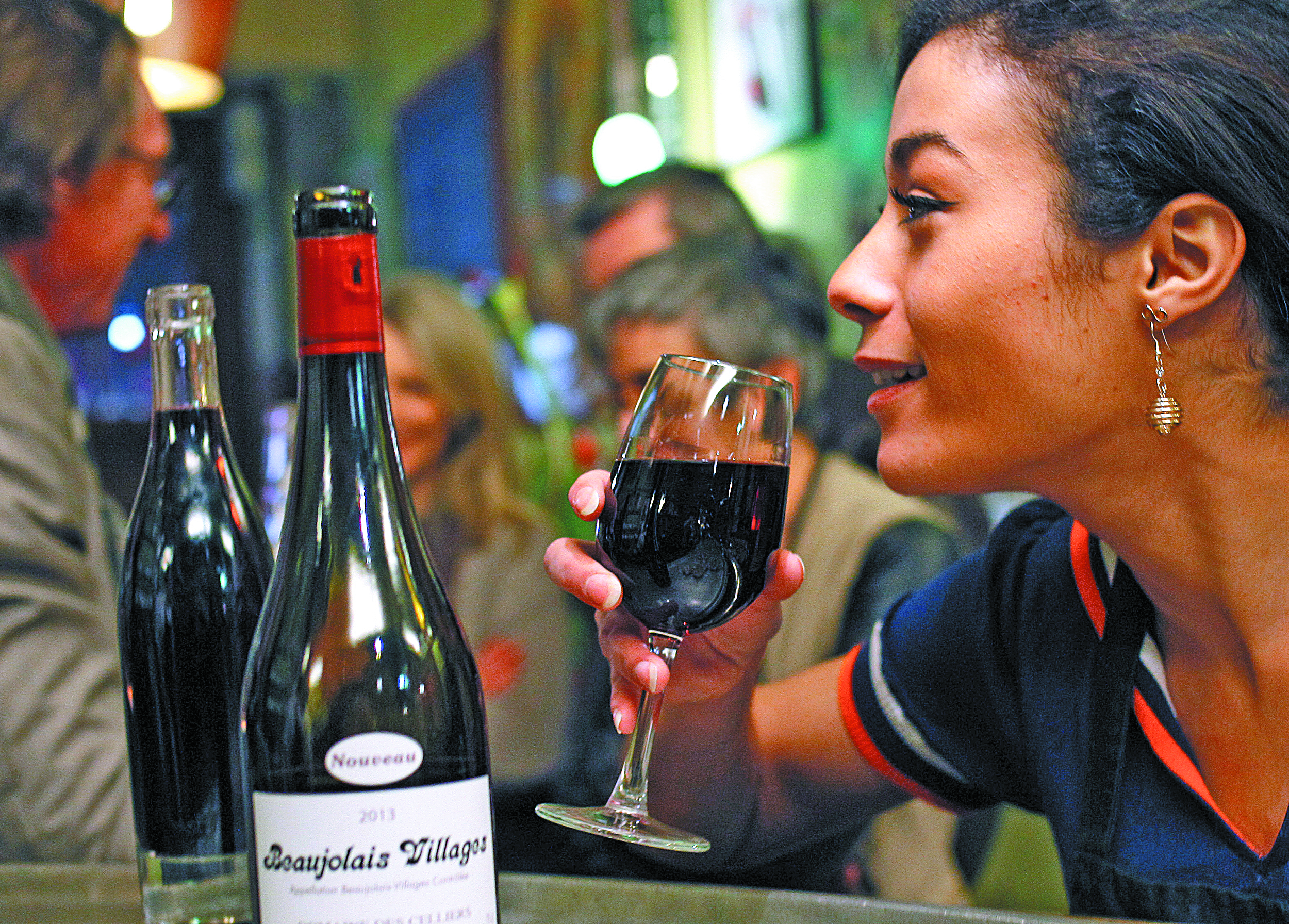 Уставшее вино. Алкоголь Франции. Вино Франция. Француз с вином. Французы пьют вино.