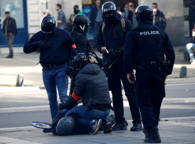 Γαλλία: Δακρυγόνα ενάντια στα «κίτρινα γιλέκα»