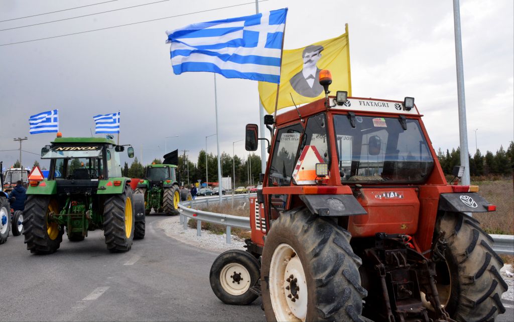 Φεύγουν τα τρακτέρ από το μπλόκο της Νίκαιας