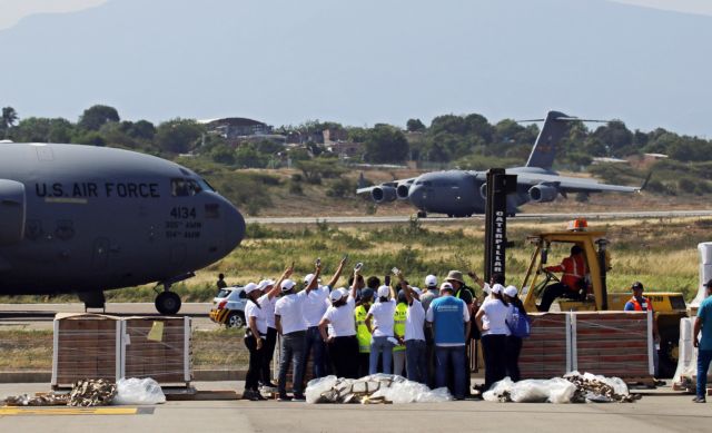 Βενεζουέλα: Αβέβαιη η τύχη της ανθρωπιστικής βοήθειας που παραμένει στα σύνορα
