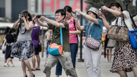 Ανησυχία στην παγκόσμια αγορά: Περιορίζουν τουρισμό και ψώνια οι Κινέζοι
