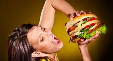 Junk food και εφηβεία: Ποιοι οι κίνδυνοι