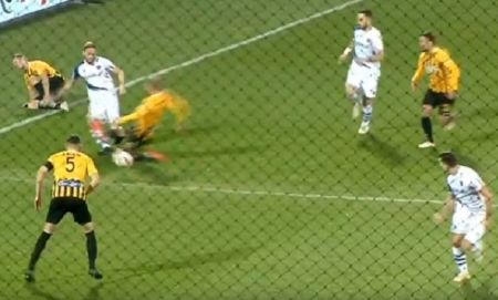 Το «εγκληματικό» τάκλιν του Μπάσα που αφήνει τον Άρη με 10 παίκτες (vid)