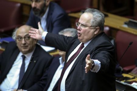 Former foreign minister sues ex-defence minister for slander