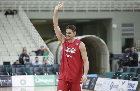 Τούρτα στον Μπόγρη με έμβλημα του Ολυμπιακού