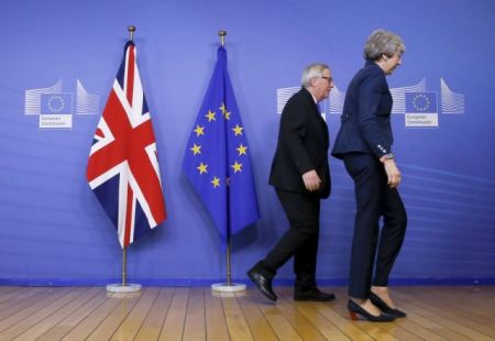 Μέι – Γιούνκερ: Συνάντηση την Τετάρτη για το Brexit