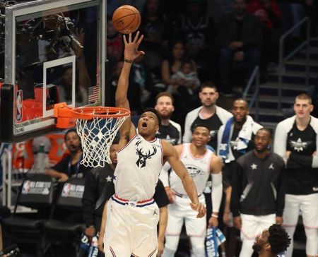 Ο Giannis πήδηξε στα 3,8 μέτρα για να καρφώσει θεαματικά