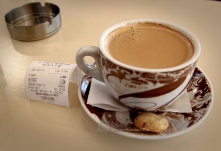 Η αύξηση της φορολογίας μείωσε την κατανάλωση καφέ στην Ελλάδα