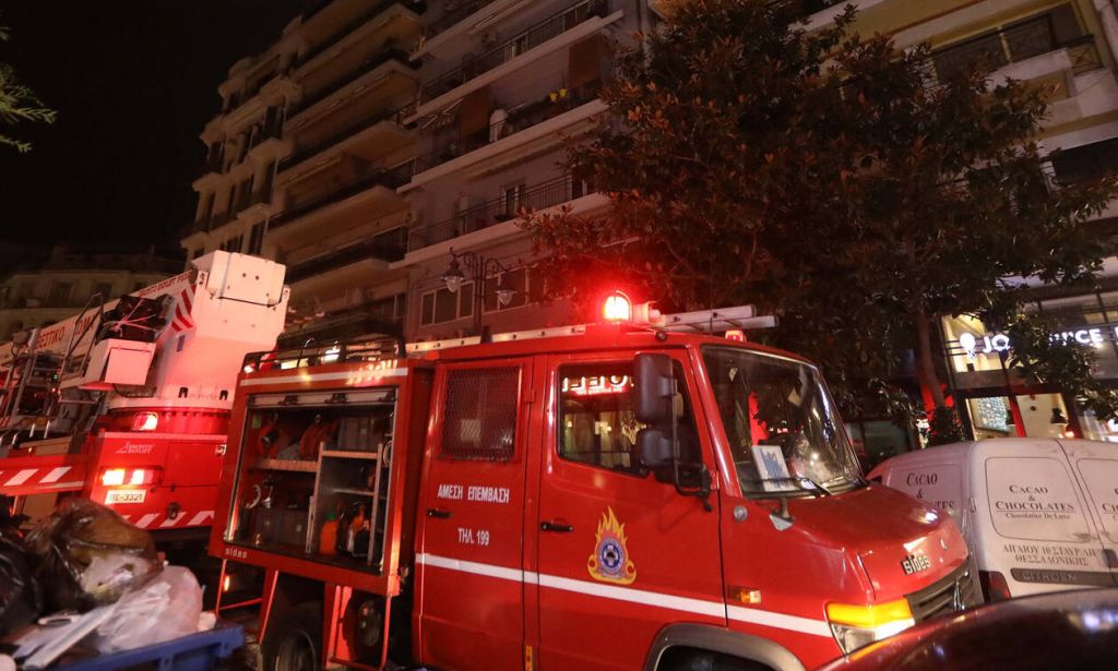 Πλατεία Αμερικής : Μητέρα με το παιδί της εγκλωβίστηκαν λόγω πυρκαγιάς σε διαμέρισμα