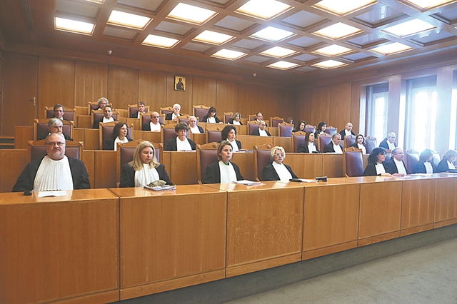 Διπλή βόμβα αναδρομικά για δώρα και συντάξεις