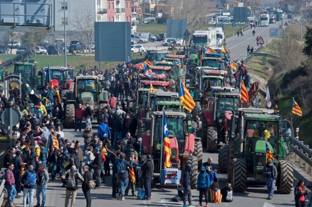 Καταλονία: Συγκρούσεις διαδηλωτών με την αστυνομία | tovima.gr