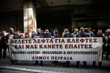 Οι διαδηλωτές της ΠΟΕ – ΟΤΑ πραγματοποίησαν έφοδο στο υπ. Οικονομικών