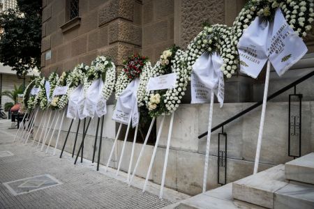 Πλήθος κόσμου στο ύστατο αντίο στον Βασίλη Κόκκινο