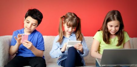 Επικίνδυνη σχέση αυτή μεταξύ οθόνης και παιδιού