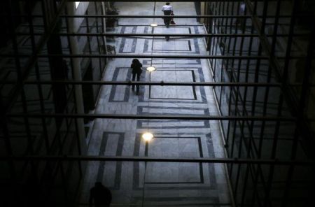 ΙΟΒΕ: Μετά βίας τα βγάζει πέρα το 64% των Ελλήνων