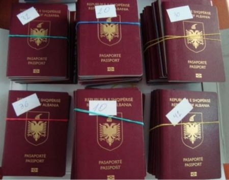 Θησείο : Περίεργη κλοπή 100 αλβανικών διαβατηρίων από διπλωματικό όχημα