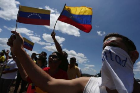 Βενεζουέλα : Συγκρούσεις στρατιωτικών με πολίτες, «πέρασε» η ανθρωπιστική βοήθεια