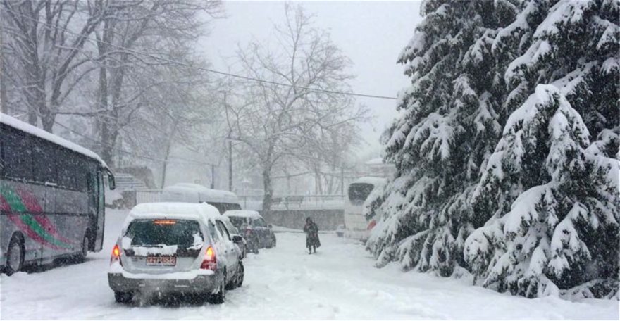 Λάρισα: Λεωφορεία και αυτοκίνητα εγκλωβίστηκαν από τα χιόνια