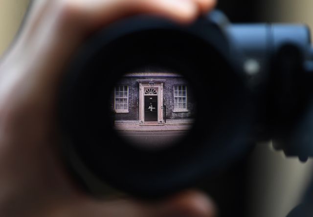 Guardian: Παίζει με τον χρόνο η Μέι