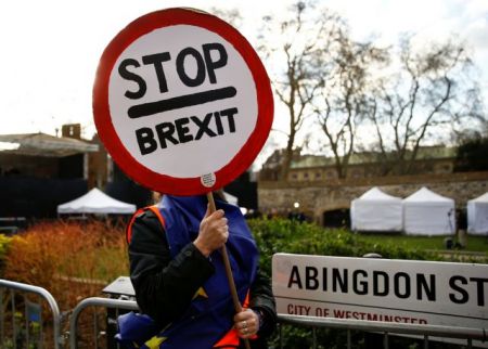 Brexit: Διαλύει Εργατικούς και Συντηρητικούς