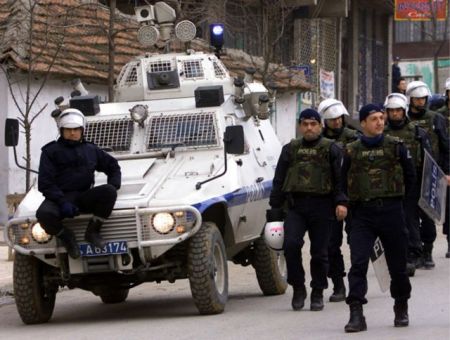 Τουρκία: Eντάλματα σύλληψης για 100 στρατιωτικούς