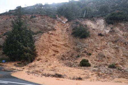 Ηράκλειο:  Κλειστό το ένα ρεύμα κυκλοφορίας στο Φόδελε από κακοκαιρία και κατολισθήσεις