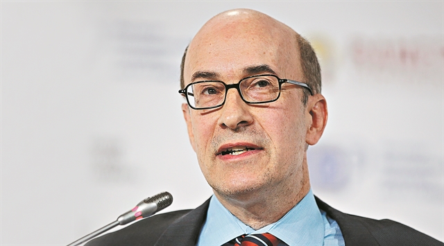 Κένεθ Ρογκόφ: «Η Ελλάδα πρέπει να ανοικοδομήσει τη μεσαία τάξη»