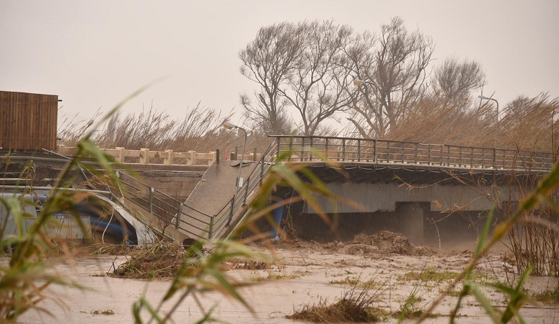 Σοκάρει η εικόνα της κατεστραμμένης γέφυρας του Πλατανιά