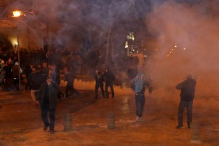 Αλβανία: Επεισόδια και συγκρούσεις με την αστυνομία έξω από το κοινοβούλιο