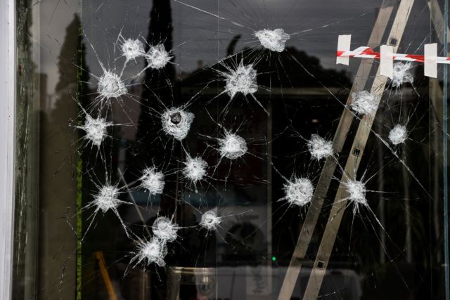 Εισβολή Ρουβίκωνα σε γραφείο γιατρού για φακελάκι