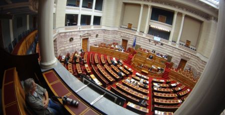 Βουλή: «Καυγάς» ΚΙΝΑΛ-ΝΔ με αφορμή το νομοσχέδιο για τον εταιρικό μετασχηματισμό