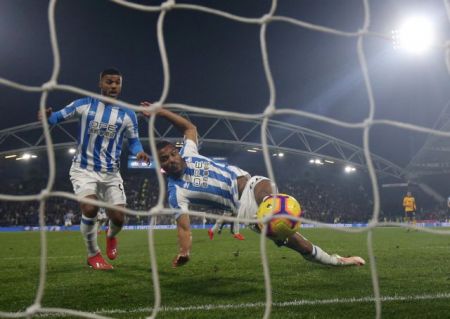 Premier League : Οξυγόνο στο 90+1′ για τη Χάντερσφιλντ