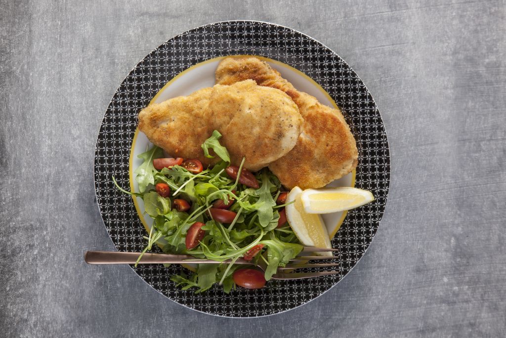 Λεμονάτα φιλέτα κοτόπουλου πανέ