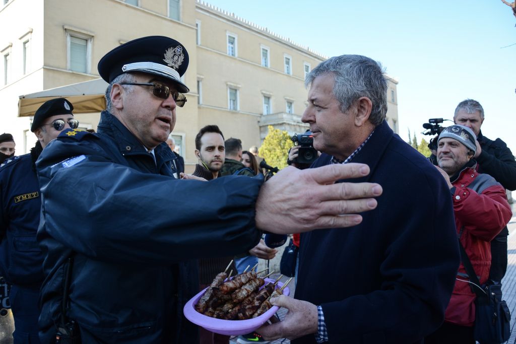 Με ψησταριές και σουβλάκια διαμαρτύρεται η ΠΟΕΔΗΝ έξω από τη Βουλή [Εικόνες]