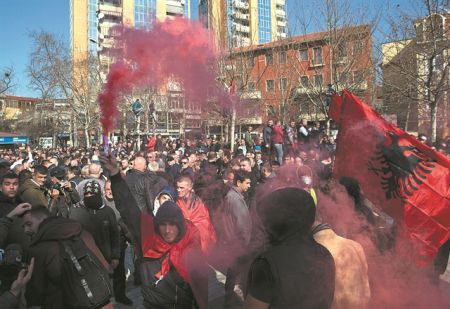 Η αλβανική κρίση ανησυχεί την Αθήνα