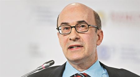 Κένεθ Ρογκόφ: «Η Ελλάδα πρέπει να ανοικοδομήσει τη μεσαία τάξη»