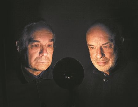 Δύο αδέλφια στη σκιάτης Ακρόπολης